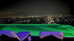 Tak Perlu ke Bali, Surabaya Kini Punya Beach Club Rooftop dengan Pasir Putih Australia