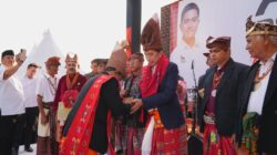 Jokowi Terima Gelar Kehormatan Adat Raja Timor di Kupang