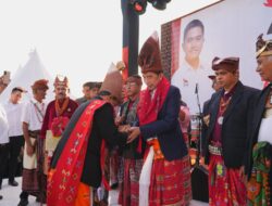 Jokowi Terima Gelar Kehormatan Adat Raja Timor di Kupang